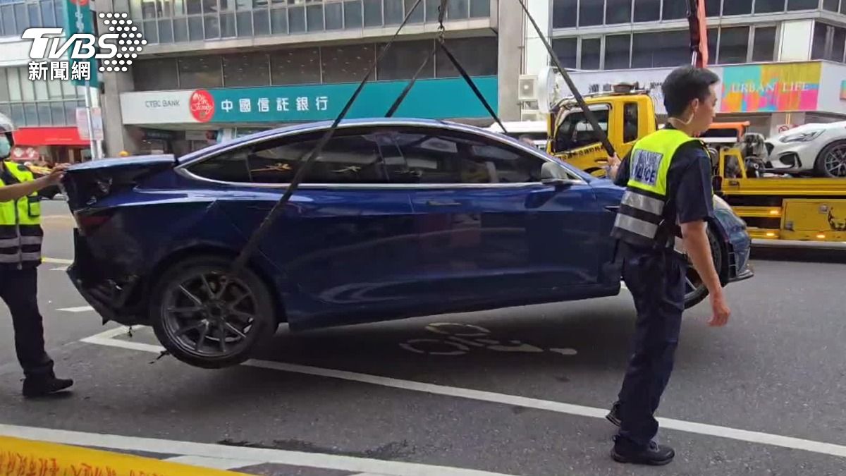 特斯拉遭撞「維修恐150萬」控肇事翁失聯擬提告