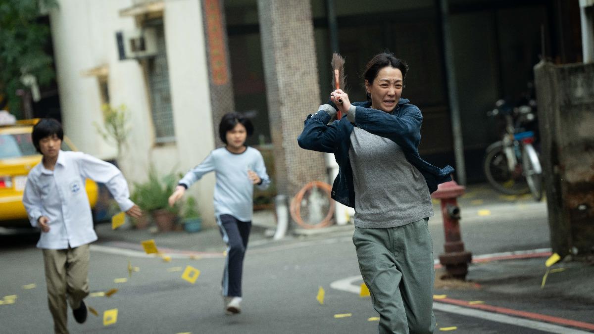 《我們與惡的距離 II》謝欣穎失控暴走。（圖／CATCHPLAY提供）