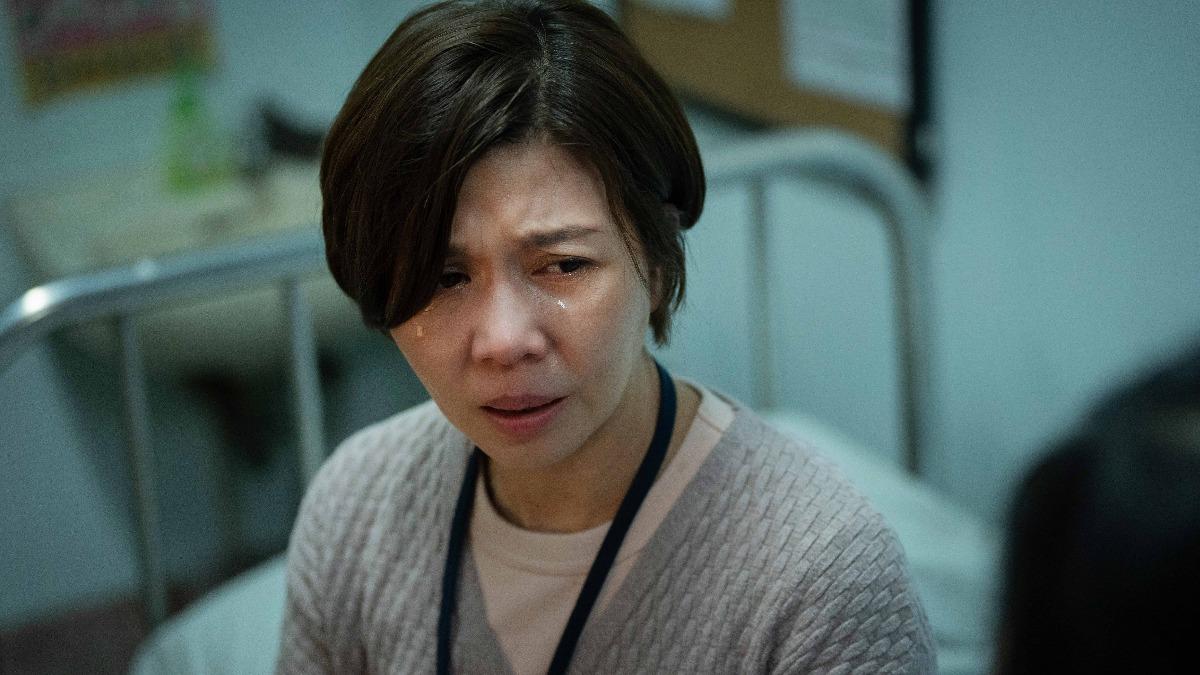 《我們與惡的距離 II》于子育被工作壓得喘不過氣。（圖／CATCHPLAY提供）