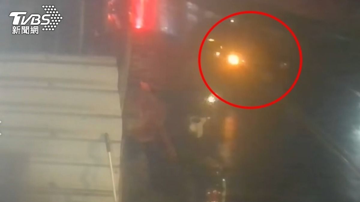 當時肇事男子疑似想要二度拖行男子,行徑惡劣。(圖/TVBS)