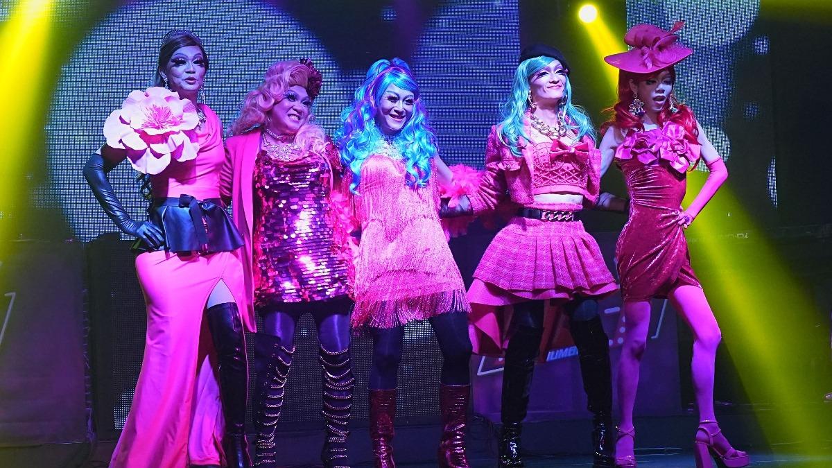 《男兒王2》裡一群變裝皇后因疫情關係失去光環，成為過氣皇后，為了變裝比賽重拾往日榮耀。（圖／華映提供）