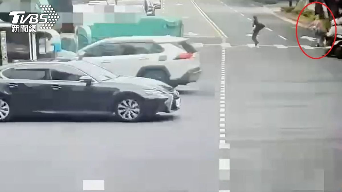 惡作劇？日籍男北市過馬路遭女偷襲「出腳踹背」　警要查了