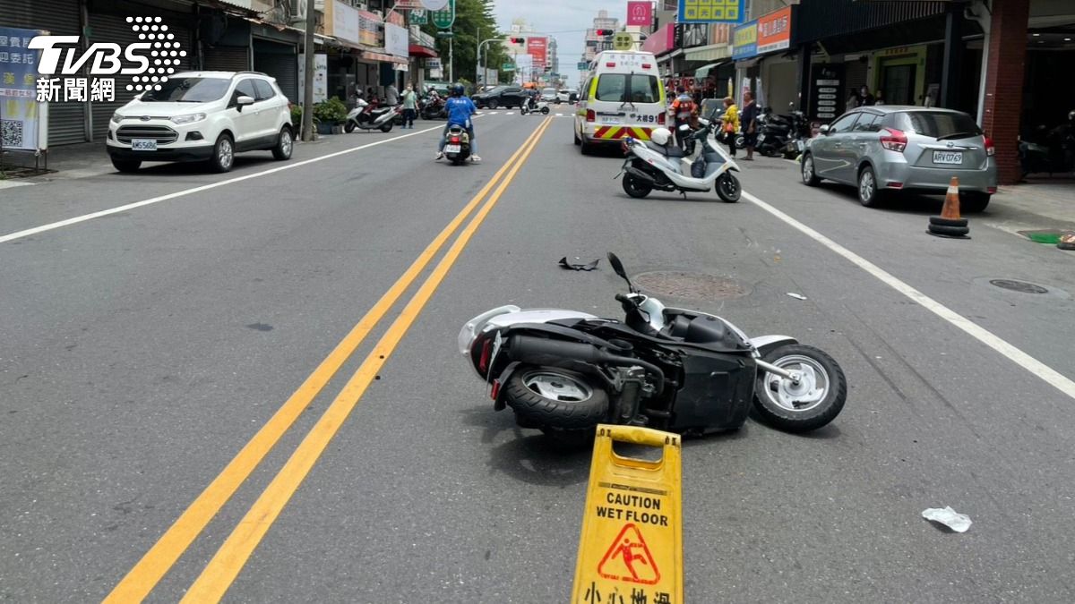 肇事駕駛共波及了7輛車、1名行人。（圖／TVBS）