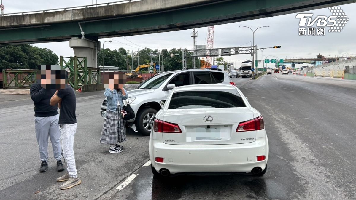 黎女未依規定左轉而肇事。（圖／TVBS）