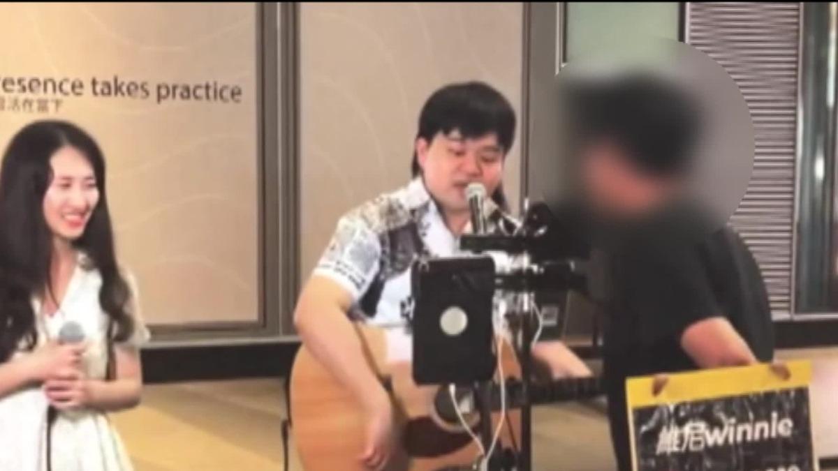 要幹嘛！街頭藝人遇狂粉騷擾　男疑酒醉近距離鬧場⋯網砲轟
