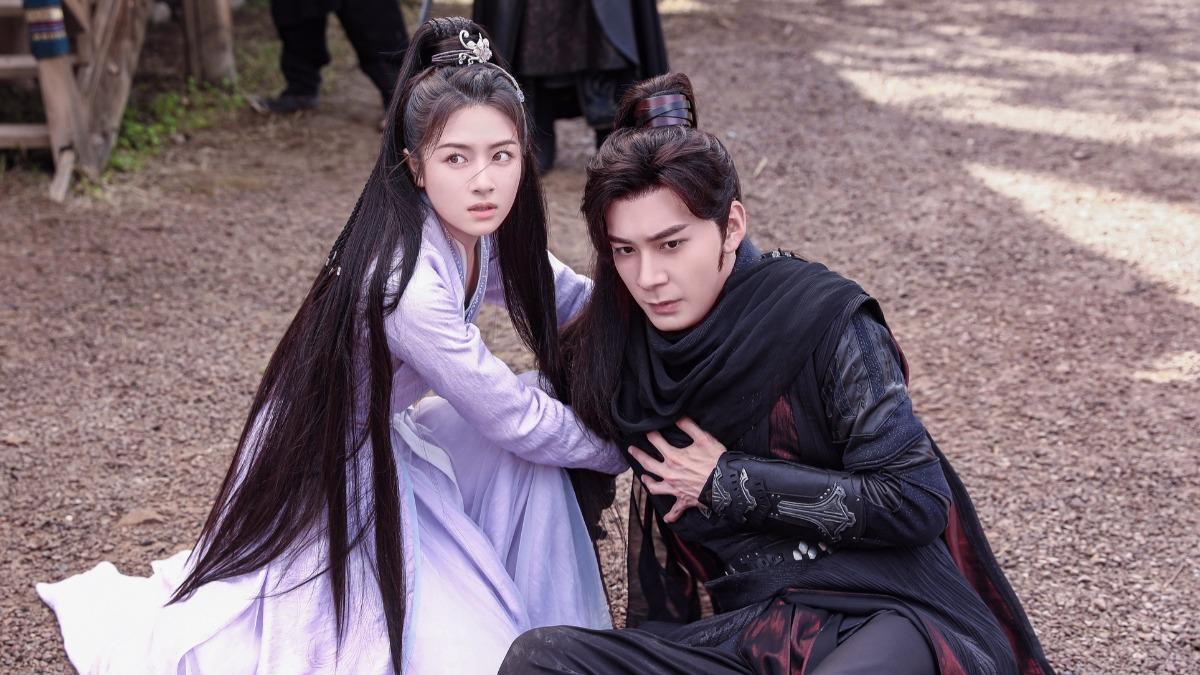 《星落凝成糖》陳星旭（右）保護李蘭迪，因閉氣過度拍到昏倒。（圖／八大電視提供）