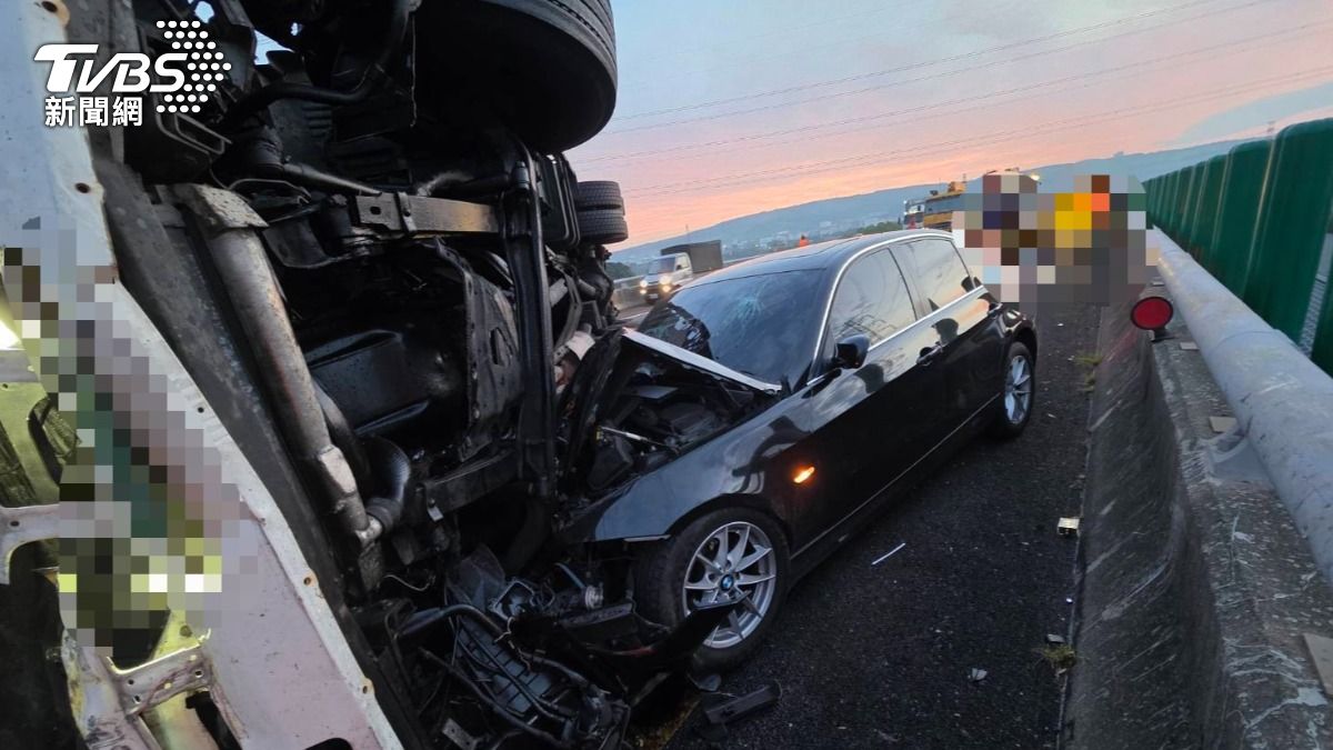 小客車閃避不及直接再撞上大貨車。（圖／TVBS）