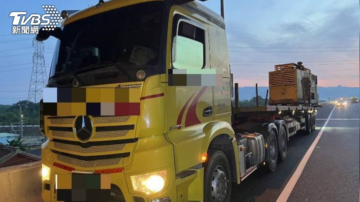 國道一號三車追撞事故。（圖／TVBS）