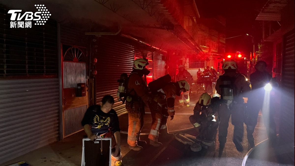 警消獲報趕抵現場，救出三人。（圖／TVBS）