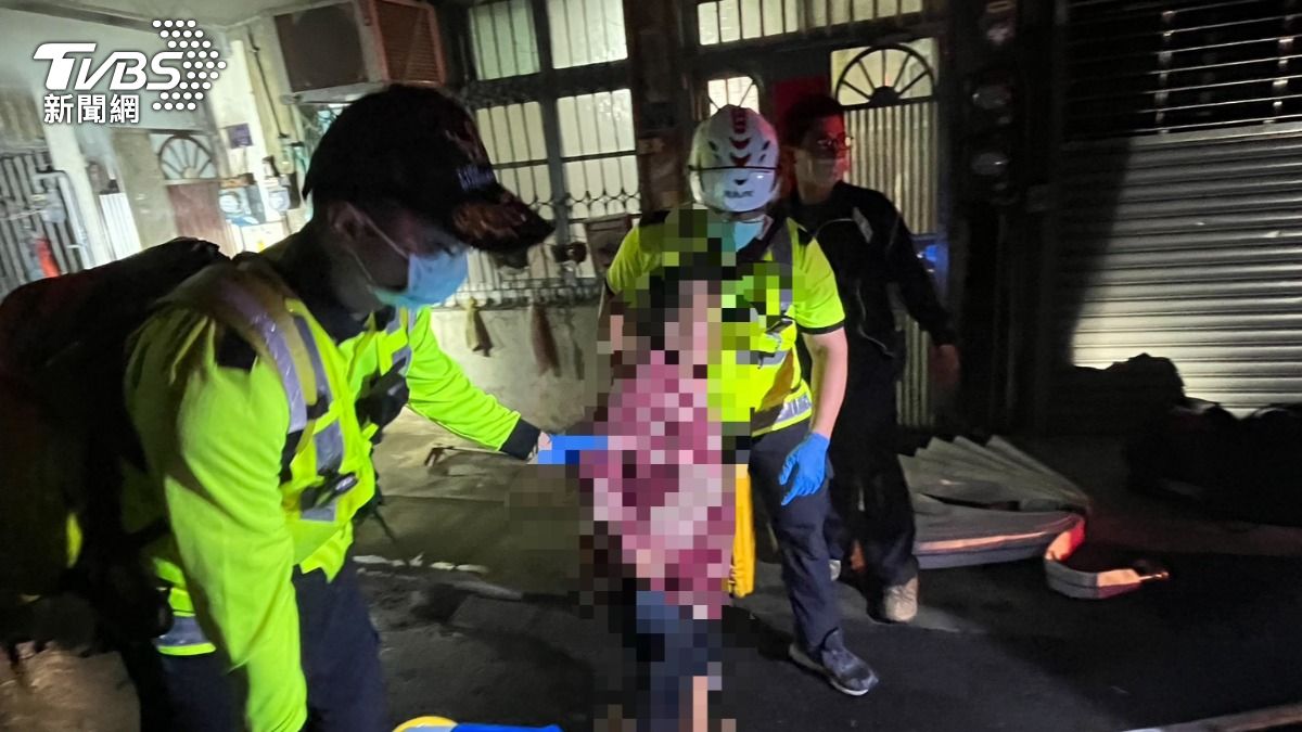 目前一人意識不清，緊急送往醫院搶救。（圖／TVBS）