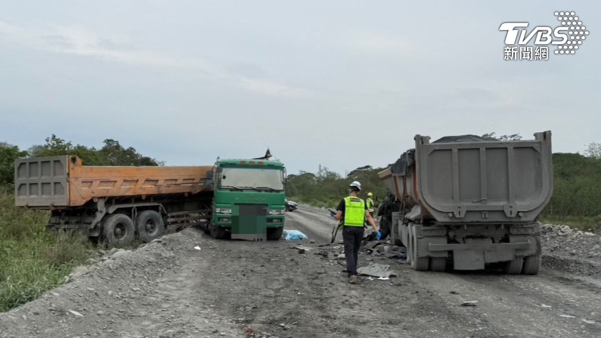 兩台砂石車在河床上不明原因對撞。（圖／TVBS）