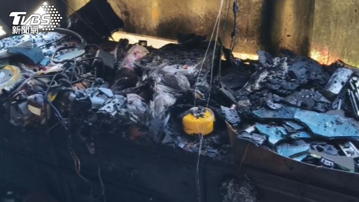 金門東村一處民宅起火燃燒，連玻璃外牆也被燒毀。（圖／TVBS）