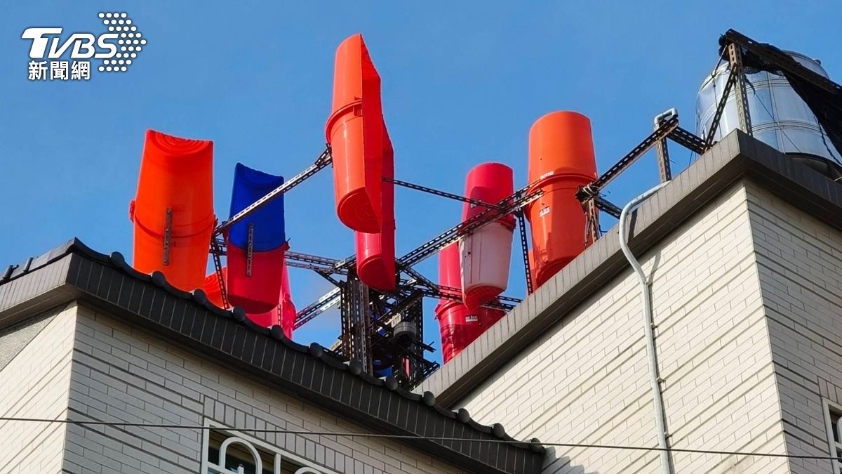 住宅頂樓疑似違法加裝風力發電設施，才導致電線走火。（圖／TVBS）