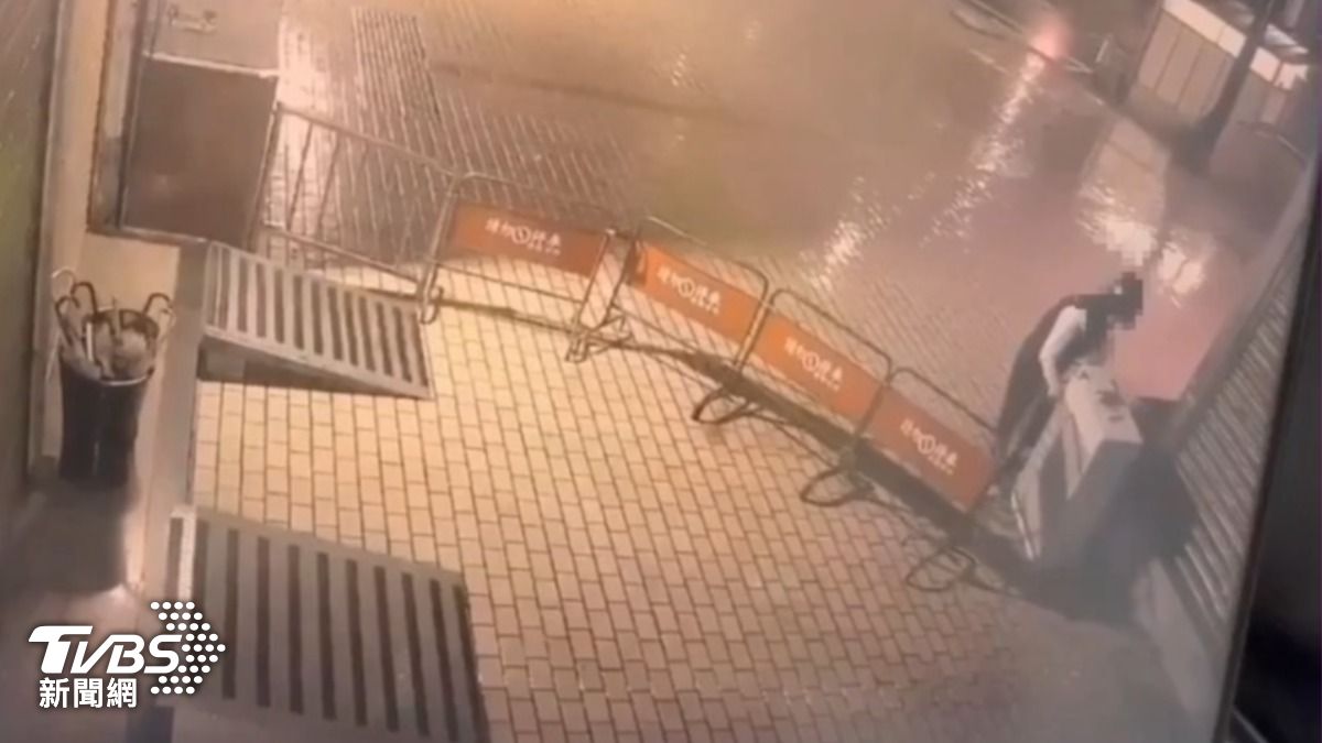 葉男先前竊取冷氣機室外機。（圖／TVBS）