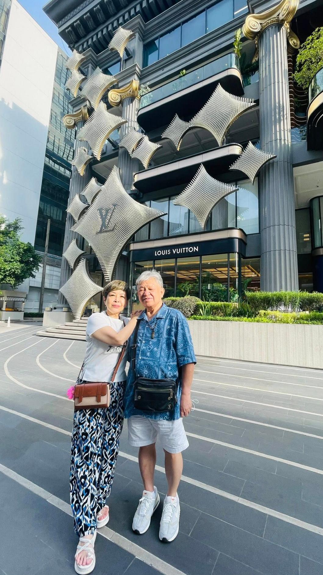 許志豪相當孝順，帶爸媽到亞洲首間LV咖啡廳喝下午茶。（圖／翻攝自許志豪臉書）