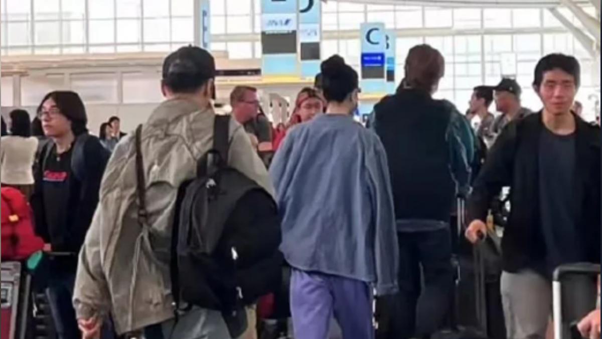 謝霆鋒幫王菲背包包緊跟在後，相當體貼。（圖／翻攝自微博）