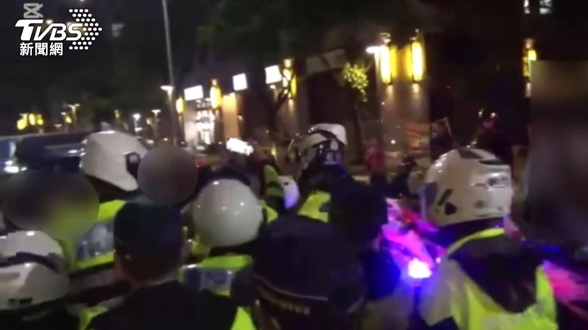 鄭男酒後情緒失控。（圖／TVBS）