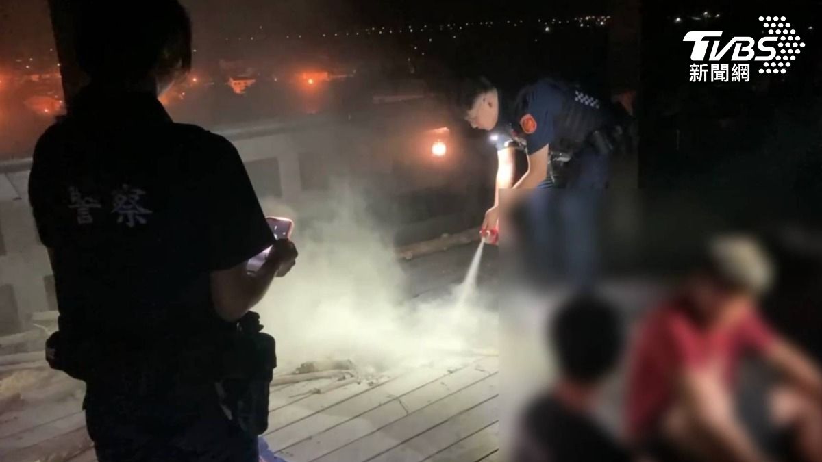 巡邏員警拿出滅火器撲滅地面火勢。（圖／關山分局提供）