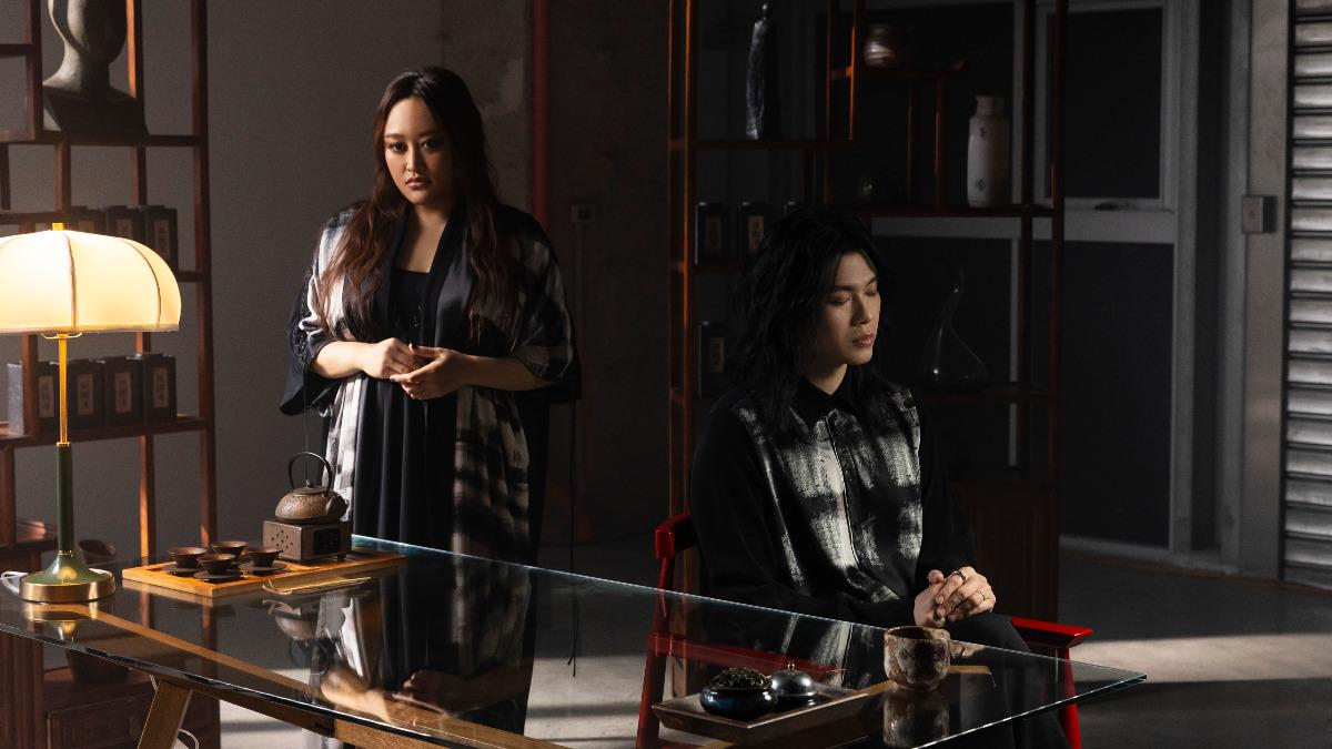 家家（左）大讚聖皓的低音非常好聽。（圖／相信音樂提供）