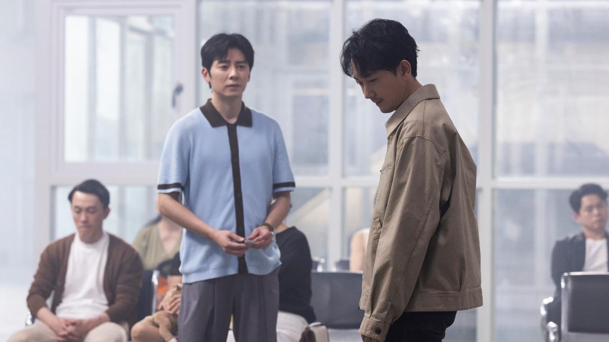 李國毅（左）和施名帥跨刀演出MV。（圖／相信音樂提供）