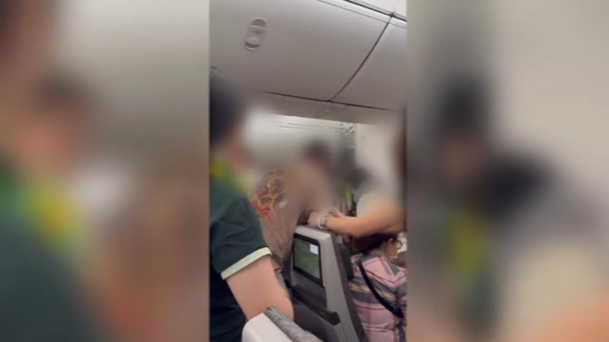 噁！酒醉男飛機上狂吐　目擊者：旁邊阿伯秒閃