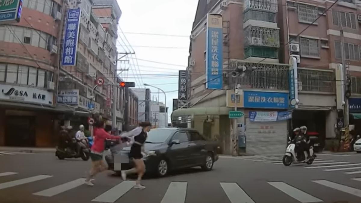 左轉見行人還加速！2女牽手奔逃險挨撞　網嘆：蓄意殺人
