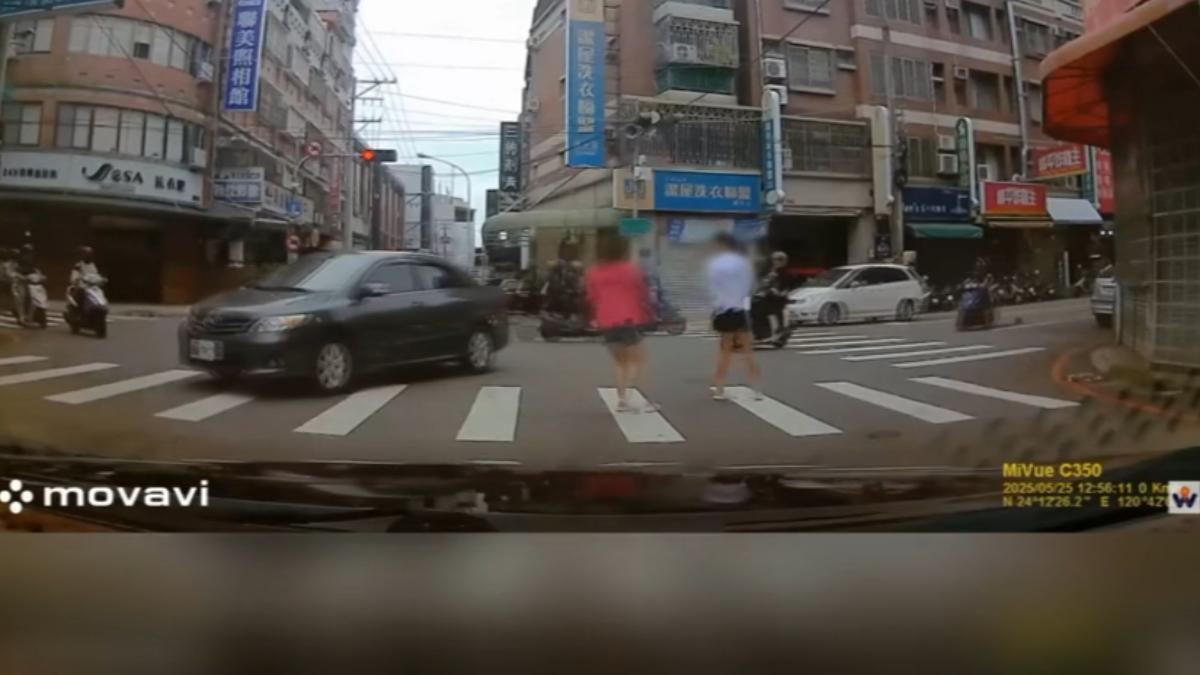 路口轉彎還加速　2女險遭車撞小跑步跳開