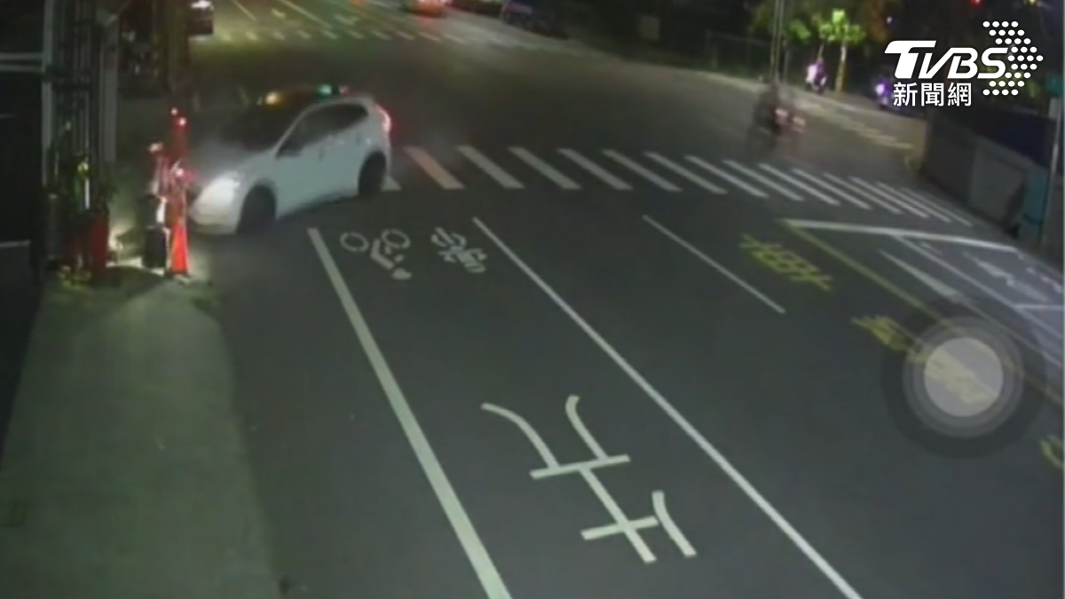 見警心虛開車狂逃！通緝犯自撞　被逮搜出「手槍、7種毒品」