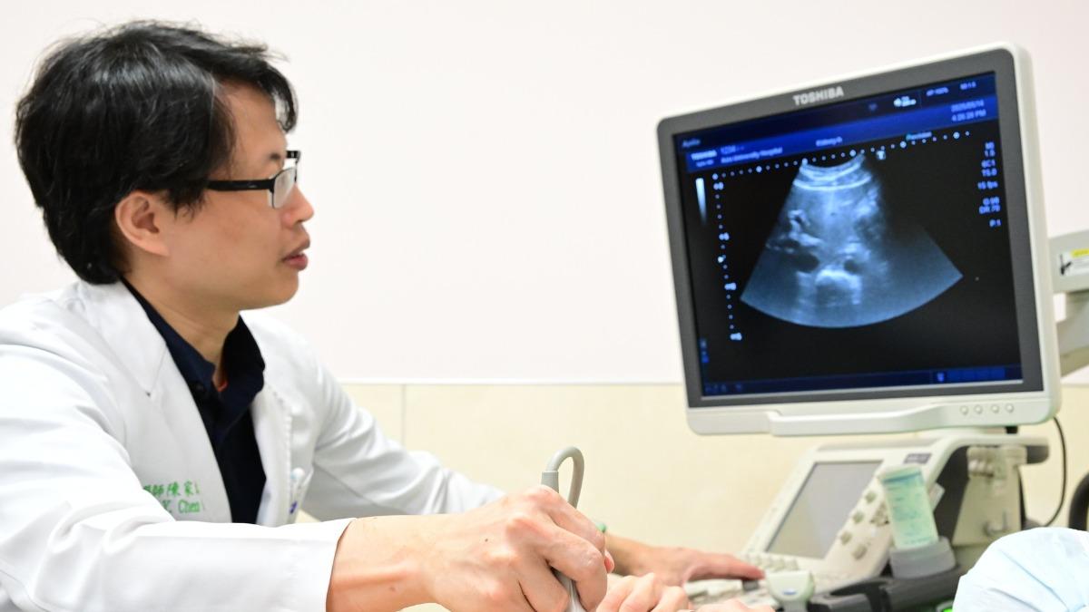 張家禹進行「內視鏡靜脈曲張結紮術」，幫張婦出血的靜脈捆住，達到止血效果。（圖／亞大附醫提供）