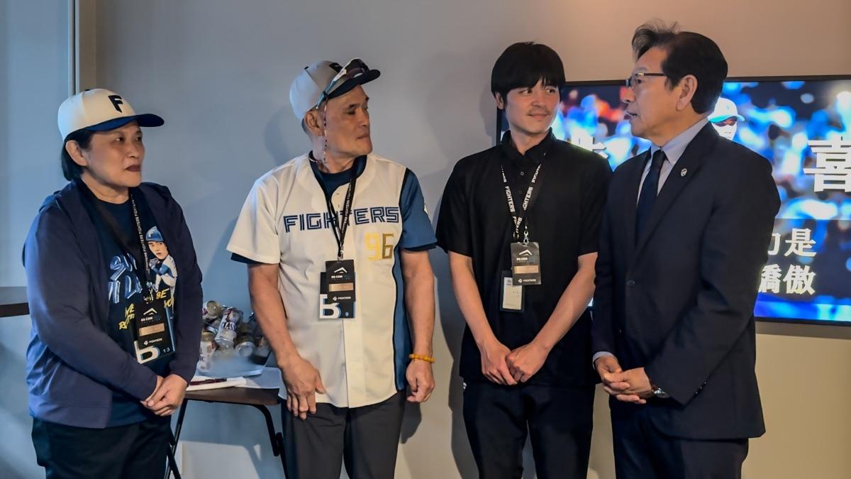 火腿栗山監督和孫易磊爸媽致意。（圖／悍創運動行銷提供）