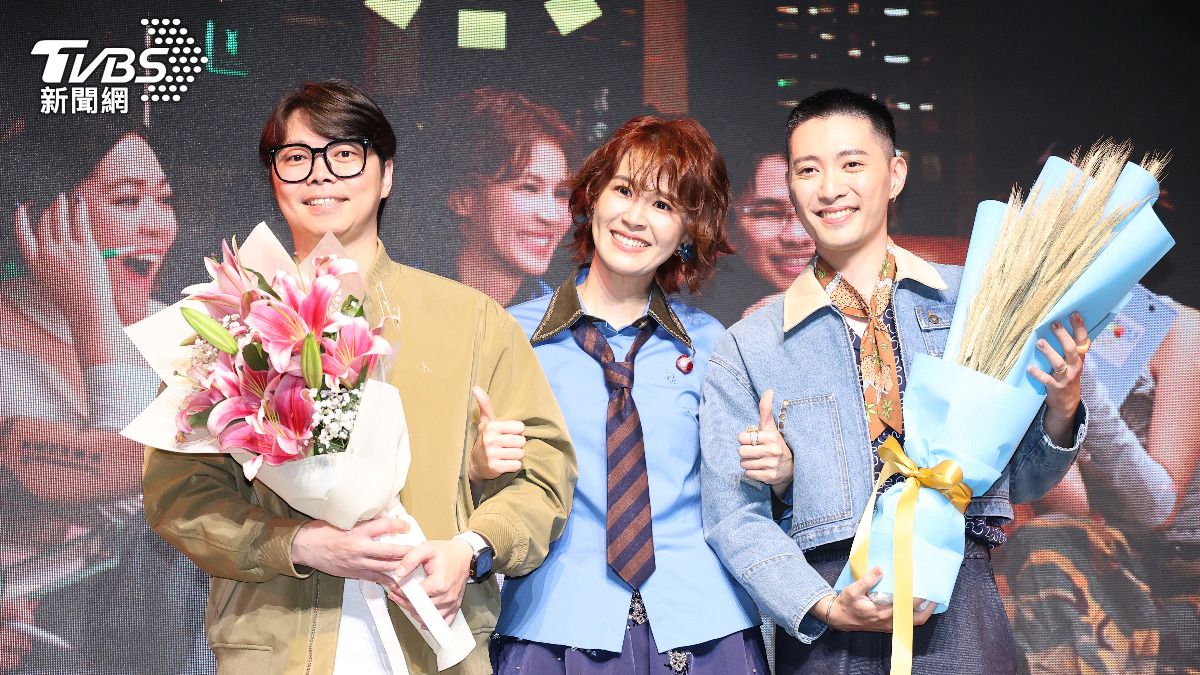 張簡君偉（左）和高真（右）特地送花以及大麥給曾沛慈。（圖／張哲鳴攝）