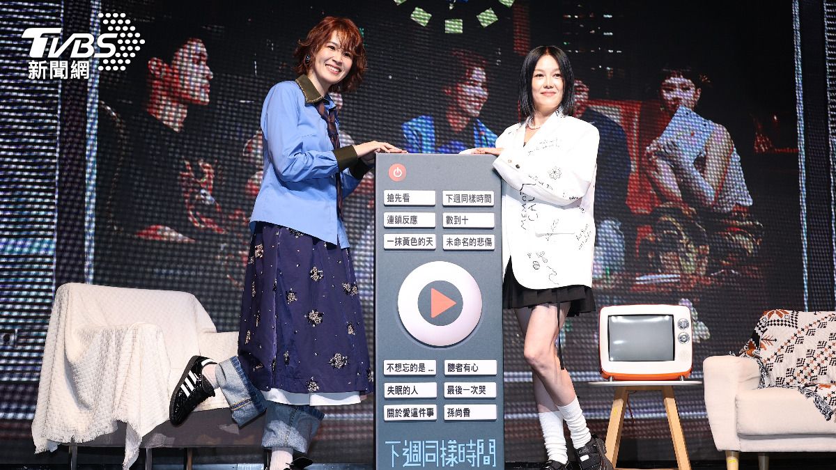 曾沛慈（左）收到苗可麗送的超大遙控器。（圖／張哲鳴攝）