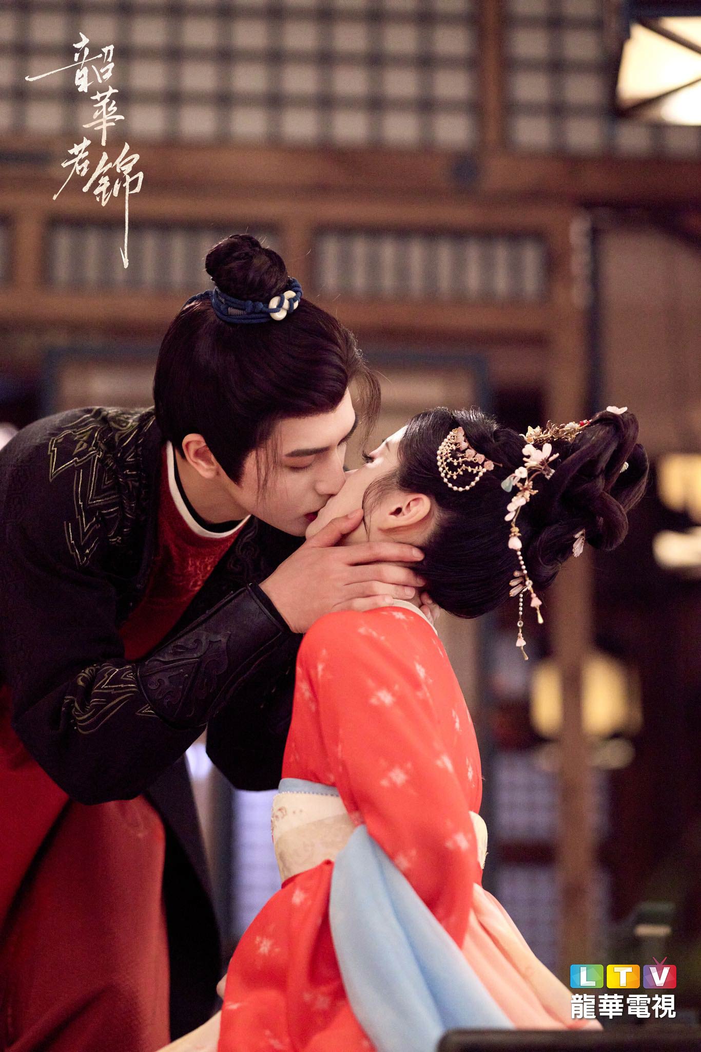 包上恩（右）吻戲前故意吃了辣條。（圖／龍華電視提供）