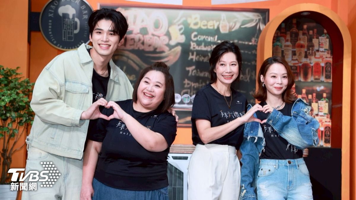 王品澔（左起）、鍾欣凌、丁寧、孫淑媚合作《拜六禮拜》。（圖／趙世平攝）