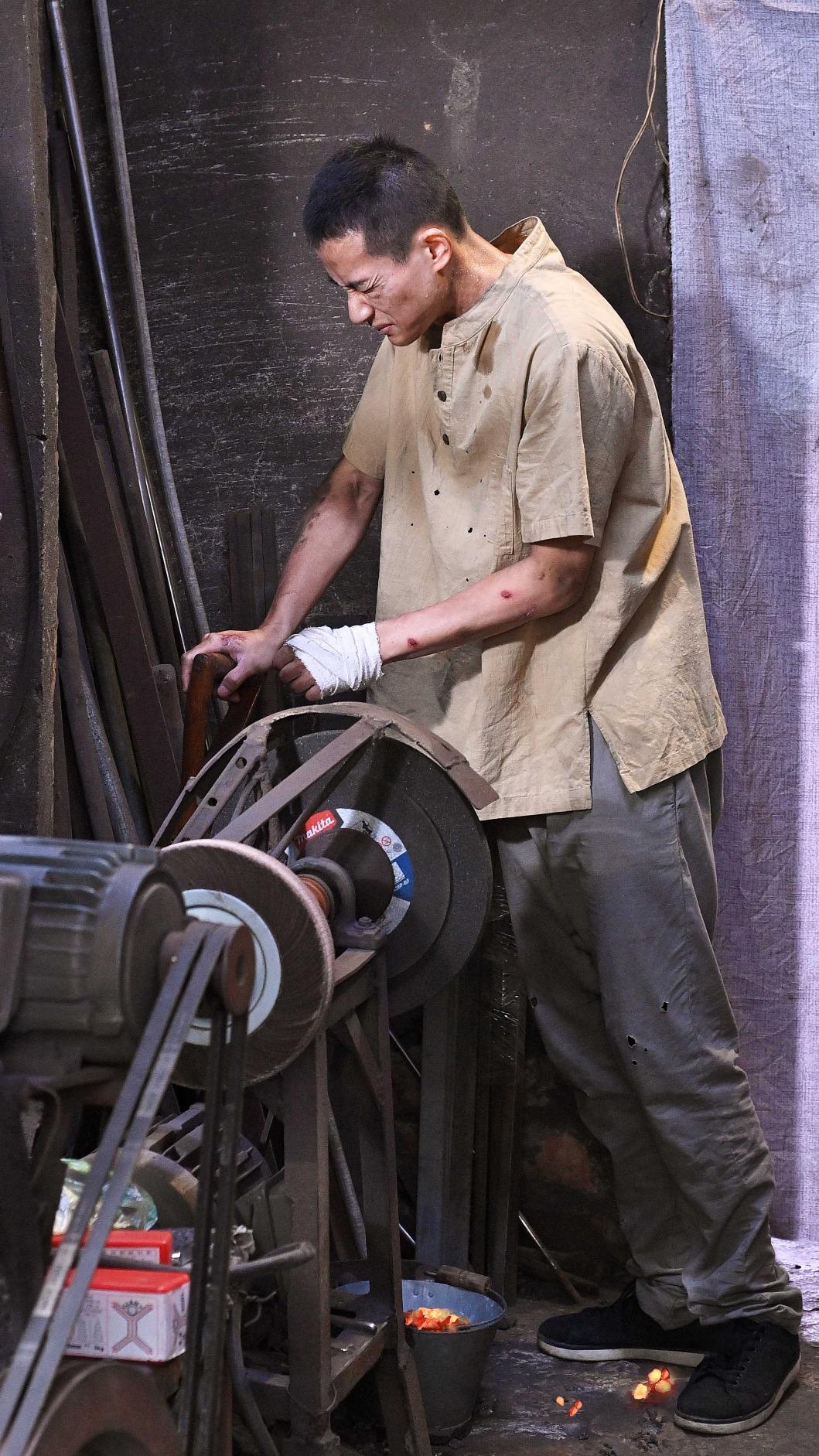 盧彥澤劇中在打鐵店工作，卻遇上職場霸凌。（圖／台視提供）