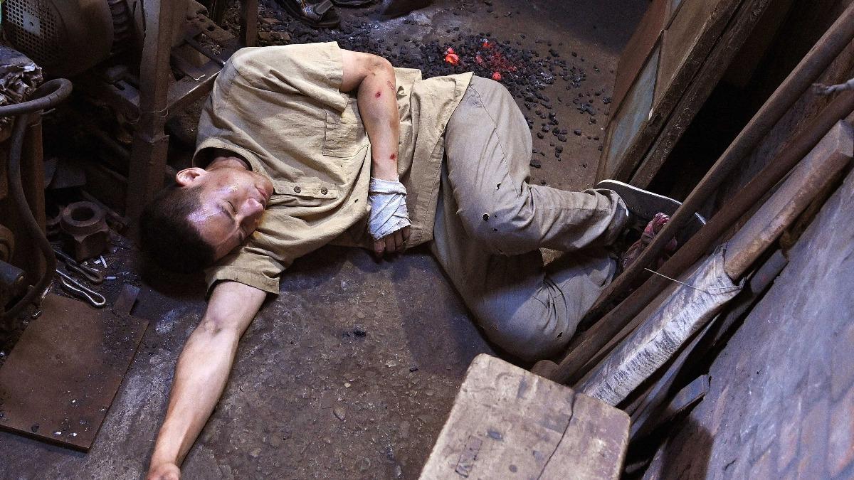 盧彥澤躺在700度煤渣前，感受到背後的高溫。（圖／台視提供）