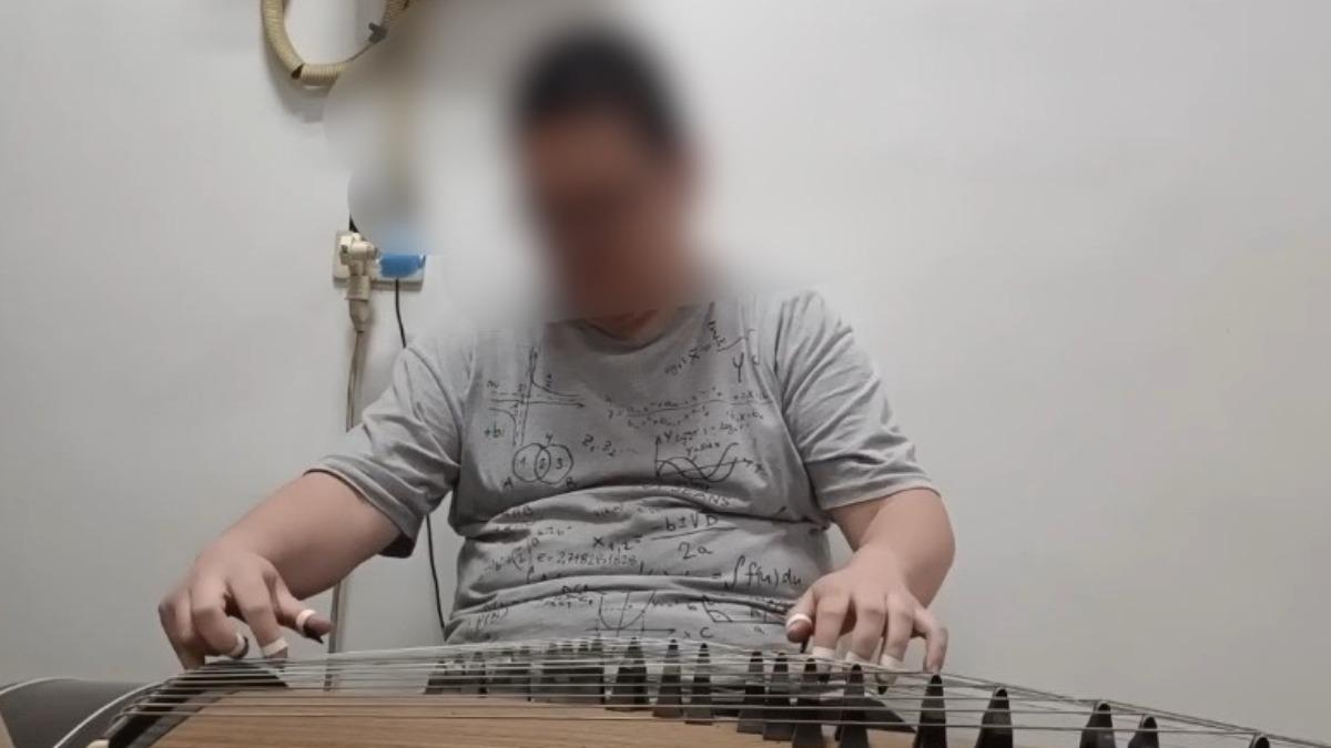 父親張男每天都親自拍攝兒子練習古箏的影片。（圖／楊正安提供）