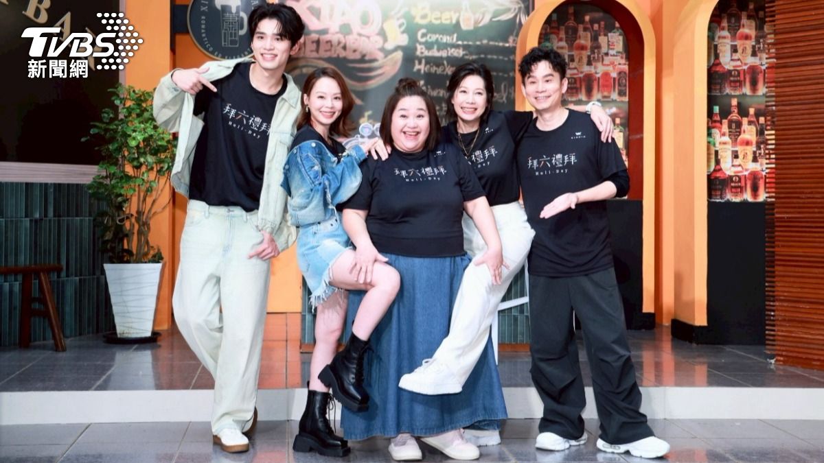 王品澔（左起）、孫淑媚、鍾欣凌、丁寧、導演杜政哲宣傳《拜六禮拜》（圖／趙世平攝）