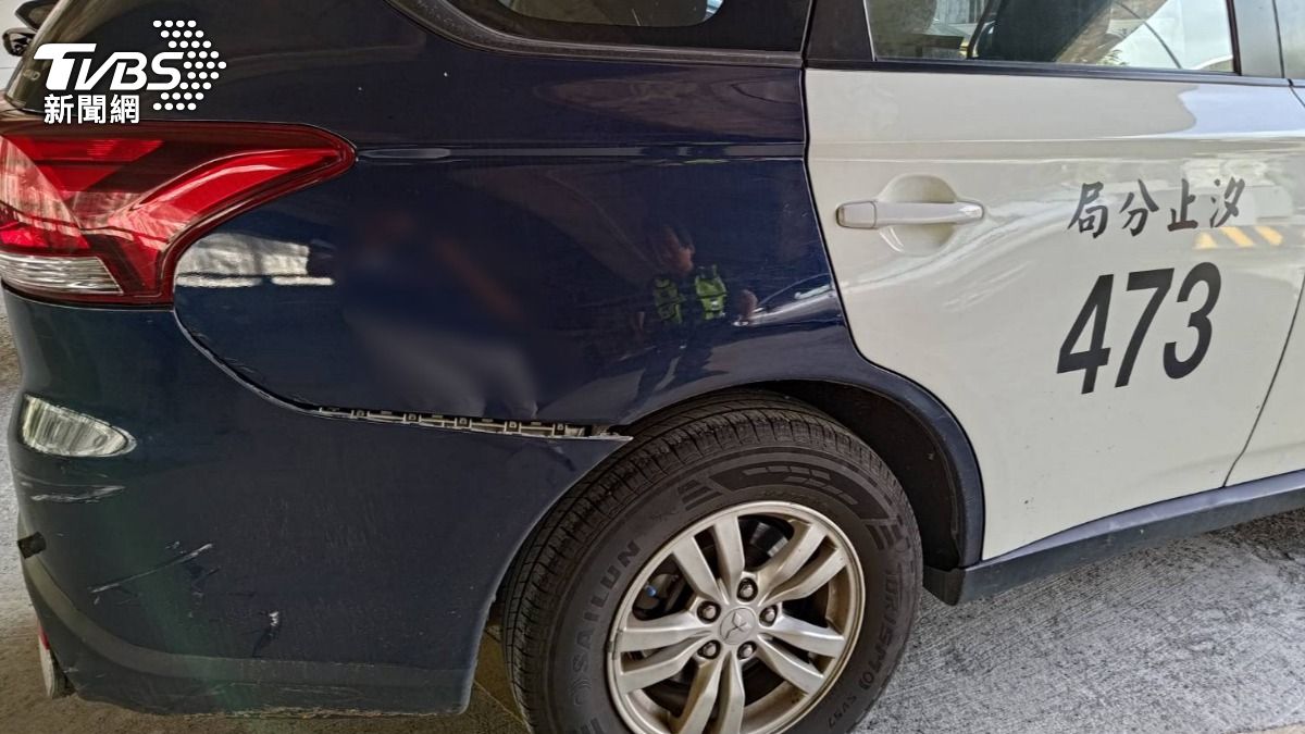 警車被衝撞造成鈑金毀損。（圖／TVBS）