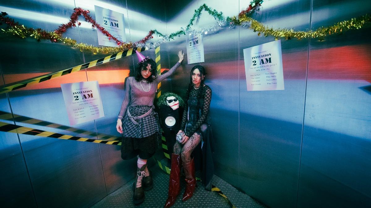 KAXA〈2AM〉打造視覺系深夜迷宮，夢境派對穿梭現實與幻覺。（圖／滾石唱片提供）
