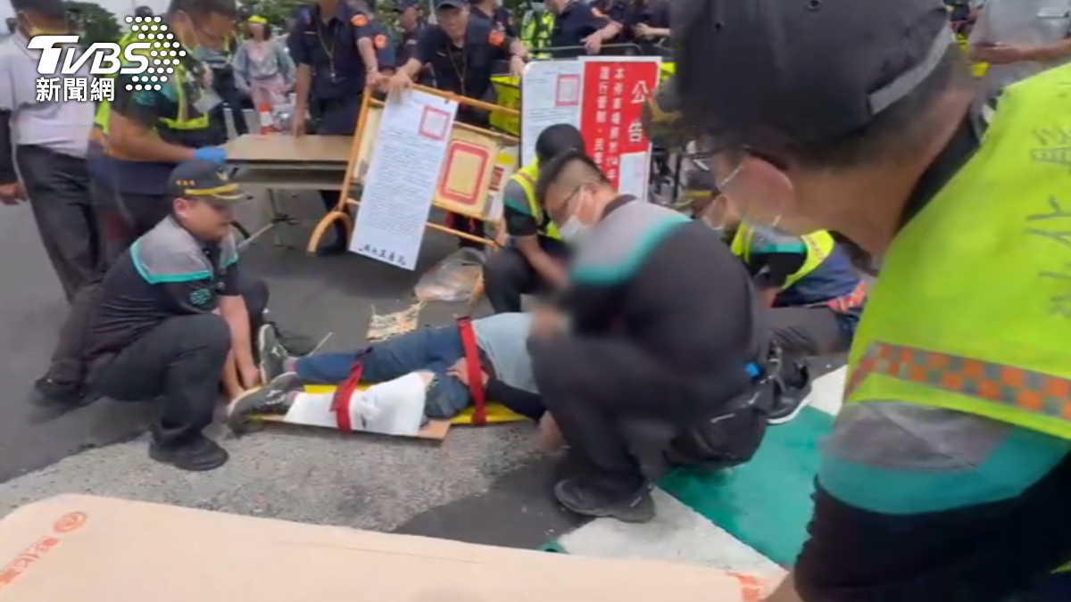 火爆！抗議芳苑蓋火葬場　男衝管制區撞斷腿