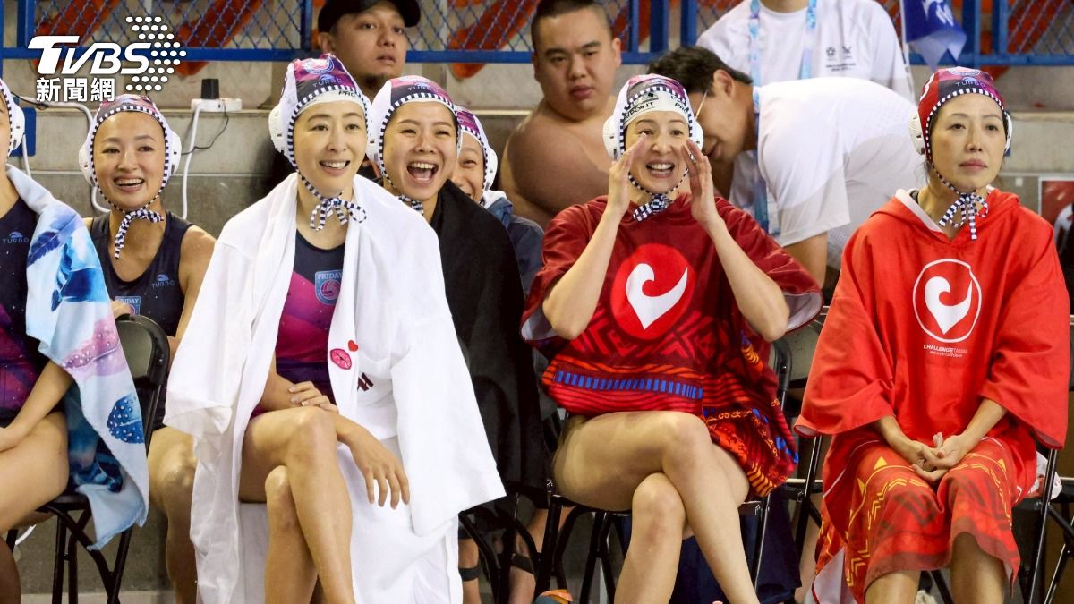 賈永婕和夏嘉璐一同為隊友加油。（圖／華子琛攝）