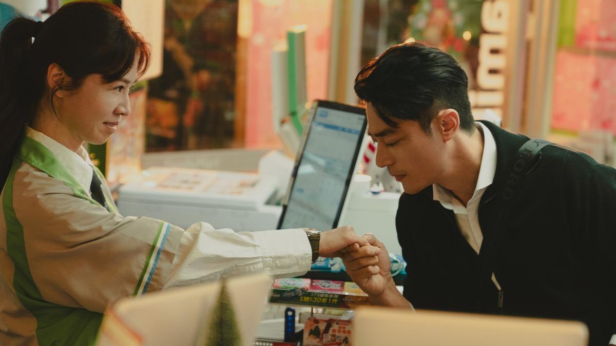 謝盈萱、霍建華飾演遇到婚姻困境的夫妻。（圖／Netflix提供）