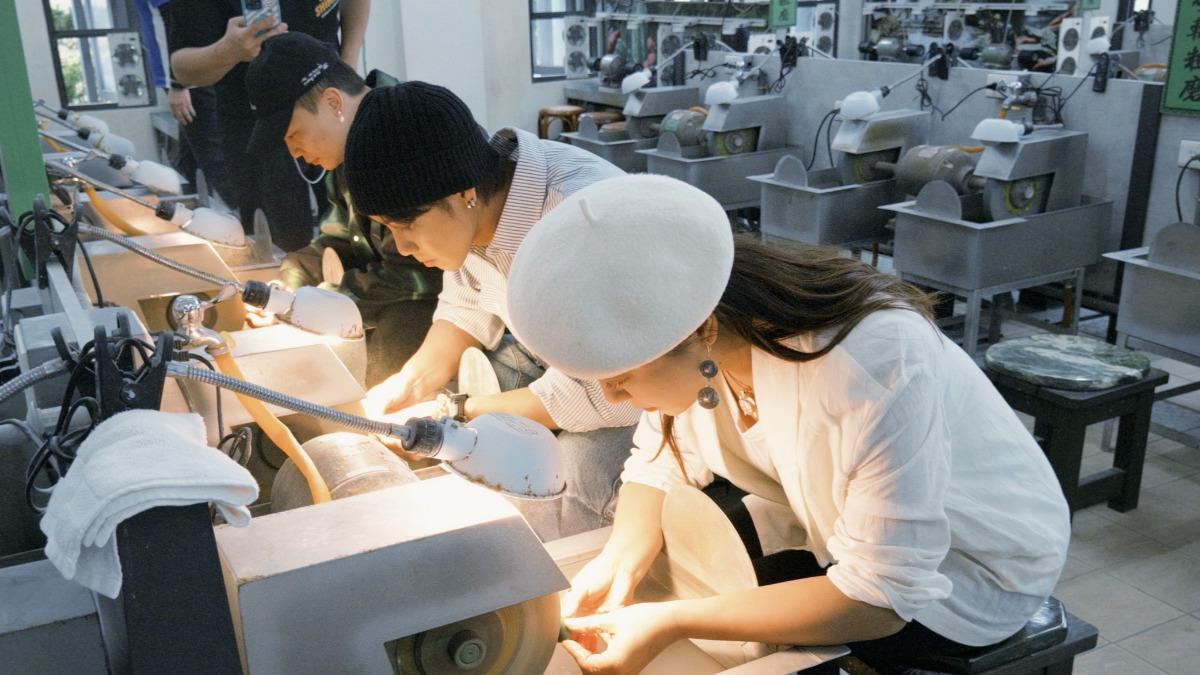 GDX體驗打磨玉石。（圖／相信音樂提供）