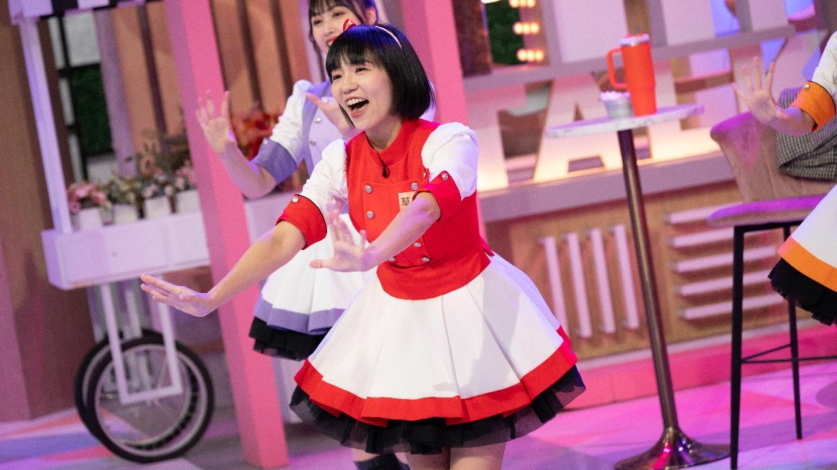 草莓姐姐熱情唱跳。（圖／東森提供）