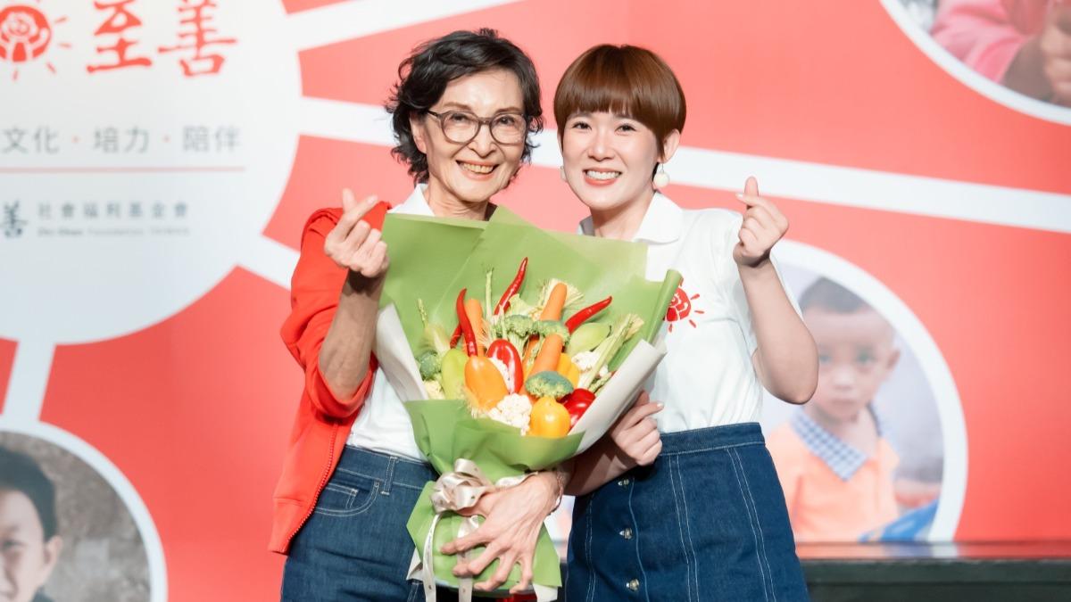 孫可芳（右）接棒陳淑麗。（圖／至善基金會提供）