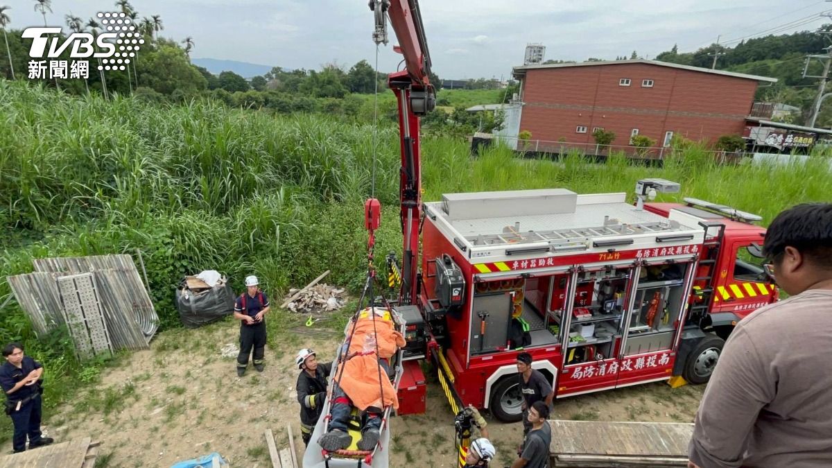 林男在施工時不慎跌倒。(圖/TVBS)