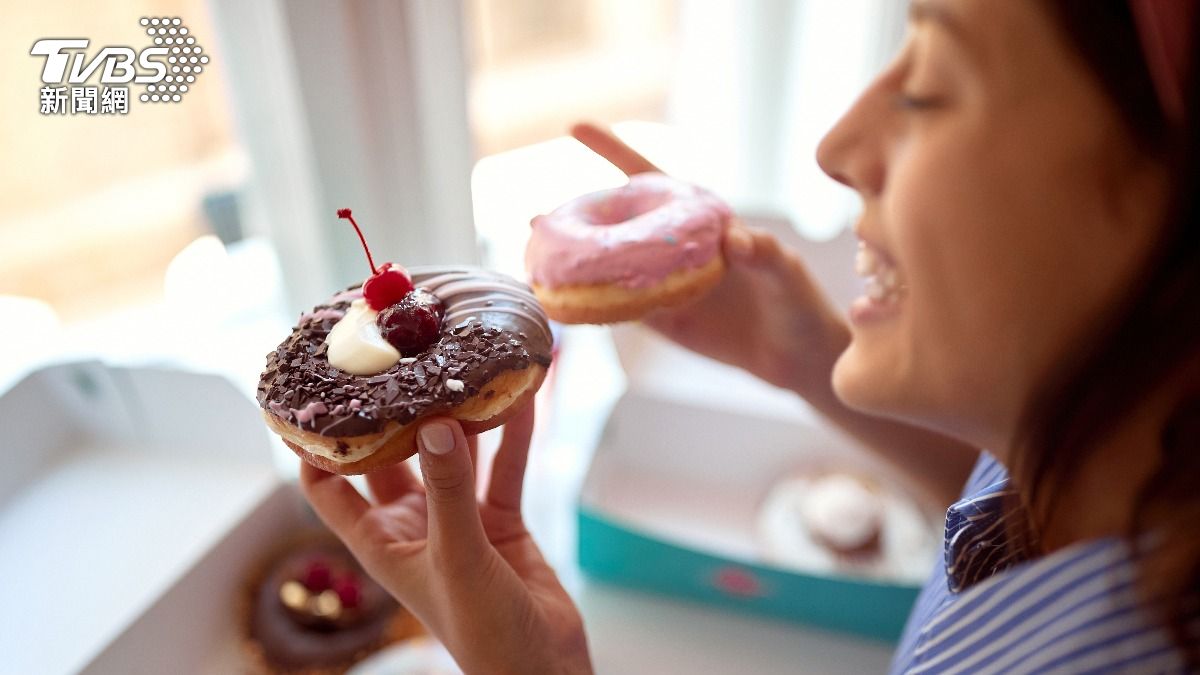 專家研究發現，適量攝取甜食反而對瘦身有幫助。（示意圖／達志影像shutterstock）