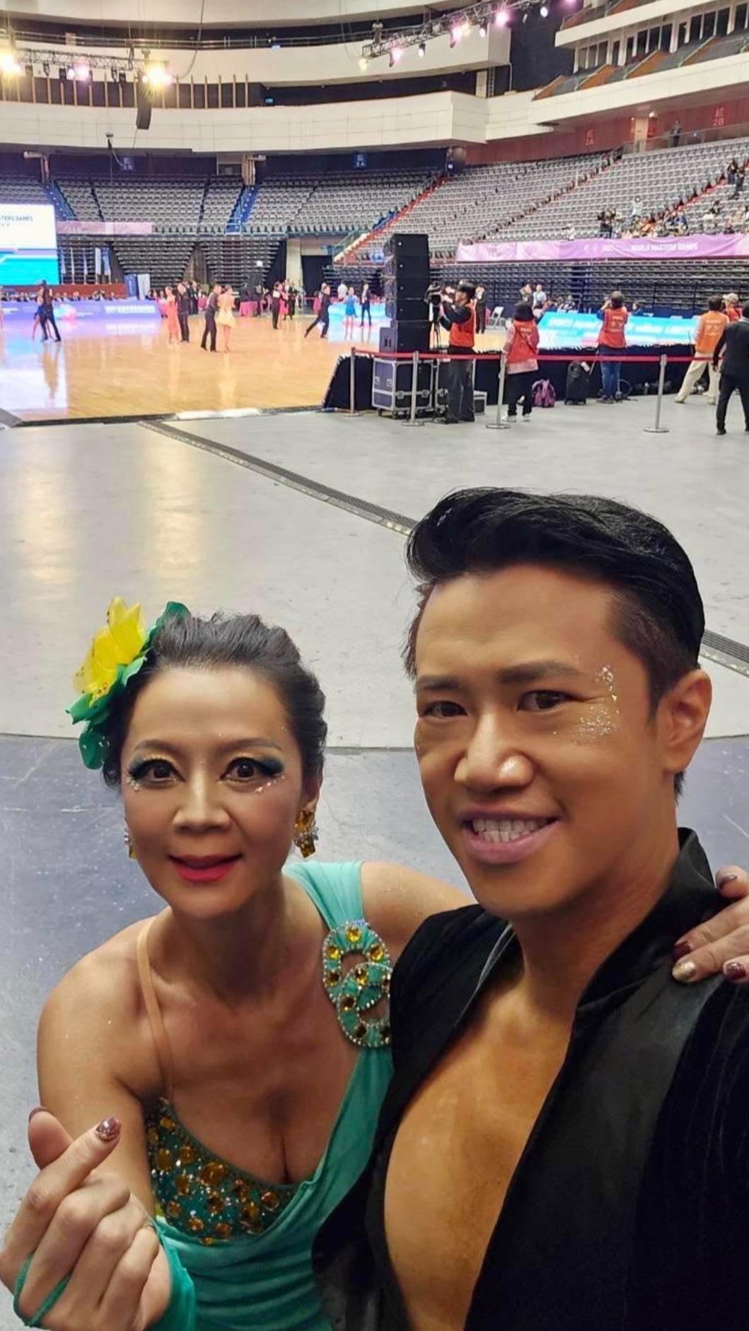 高欣欣（左）昨在世壯運拉丁舞項目奪下銀牌。（圖／翻攝自高欣欣臉書）