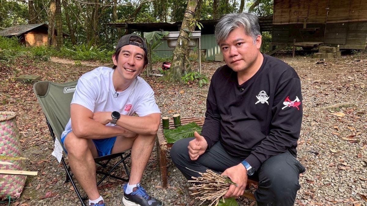 獵人學校校長（右）帶領修杰楷野炊。（圖／《修TIME》提供）